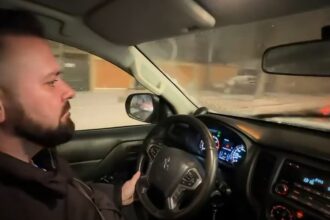 vlad popescu piedone primarul sectorului 5 alaturi de echipele de deszapezire pe strazile din sector 698027c2cb497