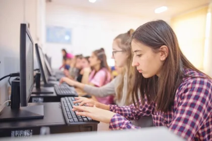 world vision romania 99 dintre adolescenti folosesc ai 80 96 au intalnit continut fals creat cu ai 698b012014a89