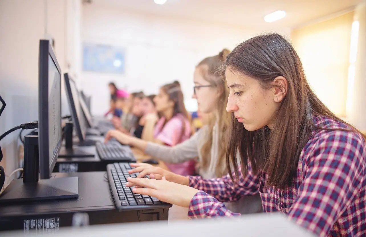 world vision romania 99 dintre adolescenti folosesc ai 80 96 au intalnit continut fals creat cu ai 698b012014a89