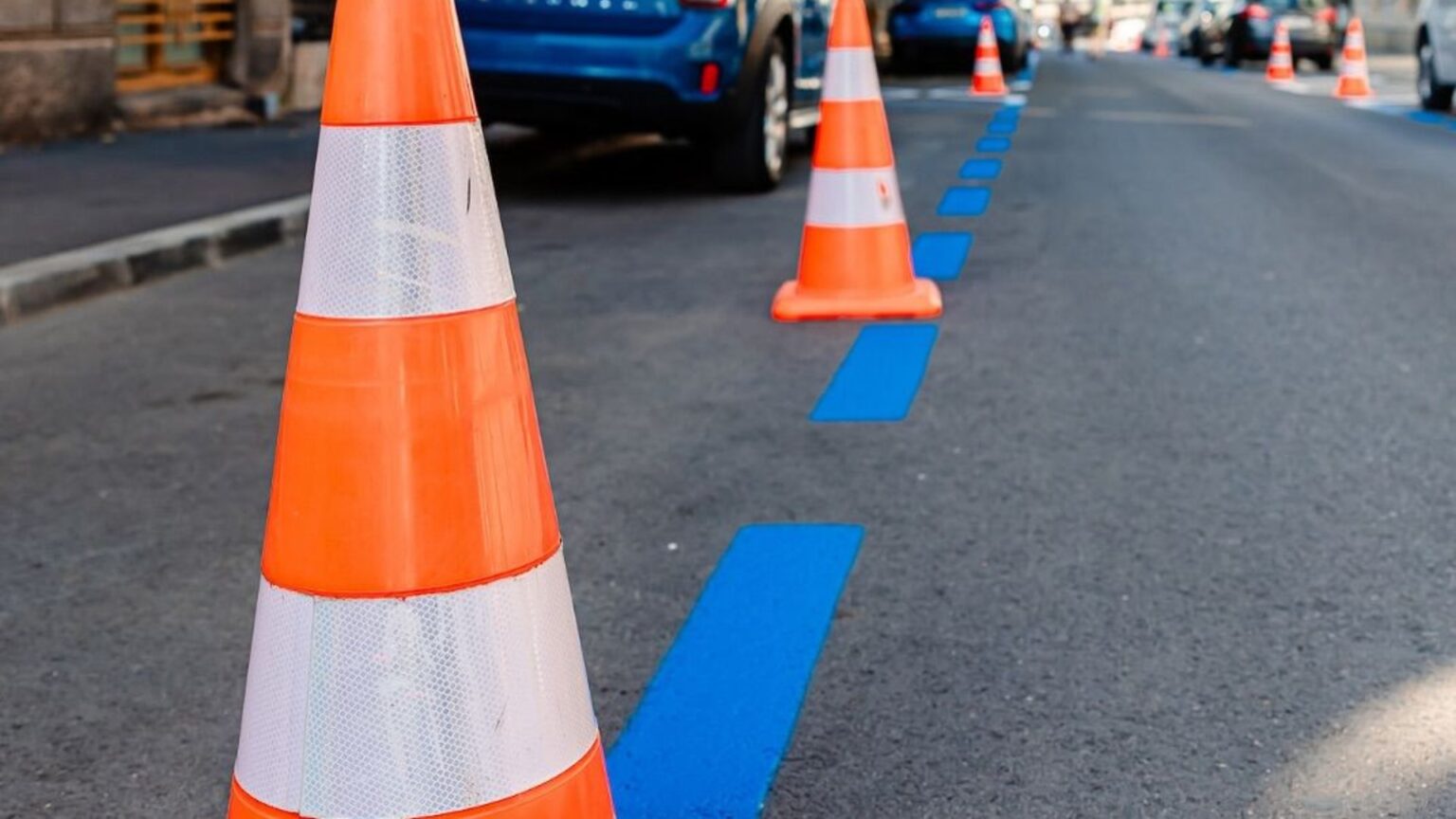 100 de noi locuri de parcare albastre cu plata apar astazi pe strada general berthelot pmb roaga riveranii sa mute masinile ca sa traseze mai repede marcajele 69c385c783473