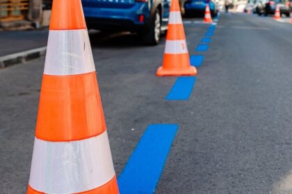 100 de noi locuri de parcare albastre cu plata apar astazi pe strada general berthelot pmb roaga riveranii sa mute masinile ca sa traseze mai repede marcajele 69c385c783473