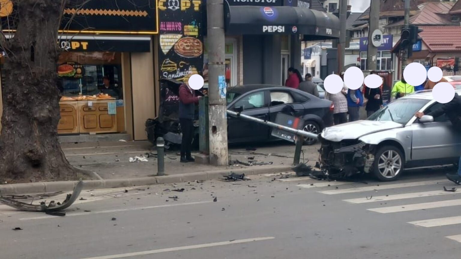 accident cu doua masini pe soseaua viilor un autoturism a fost impins pana la intrarea unui magazin martor se aglomereaza in zona 69b28d9d8dbfc