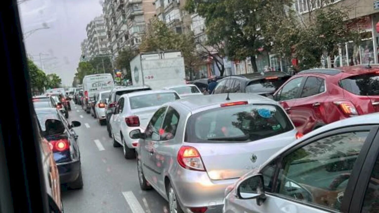alerta blocaj total pe bd iuliu maniu in aceasta dimineata din cauza unui accident la trecerea de pietoni de dinaintea intrarii pe a1 opt linii stb circula cu dificultate 69b1132177b69