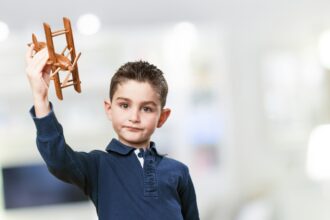 atelierul invata sa zbori e in acest weekend la opera comica pentru copii picii vor afla cum e viata de pilot si vor vedea de aproape cum arata avioanele 69b95cc14b527