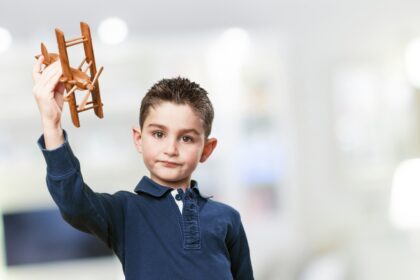 atelierul invata sa zbori e in acest weekend la opera comica pentru copii picii vor afla cum e viata de pilot si vor vedea de aproape cum arata avioanele 69b95cc14b527