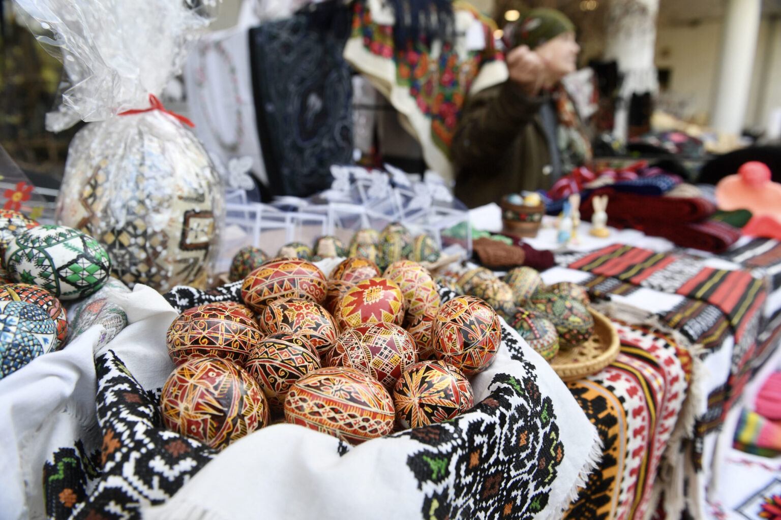 avem targ de florii la muzeul satului produse artizanale de la mesteri populari si ateliere de incondeiat oua si de facut placinte in weekendul 3 5 aprilie 69c27af3d3e79