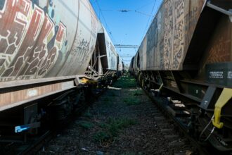 aventura la limita dintre viata si moarte un pusti s a electrocutat dupa ce s a urcat pe un tren in halta chiajna aproape 27 000 de volti l au aruncat la pamant 69ae7e173c810