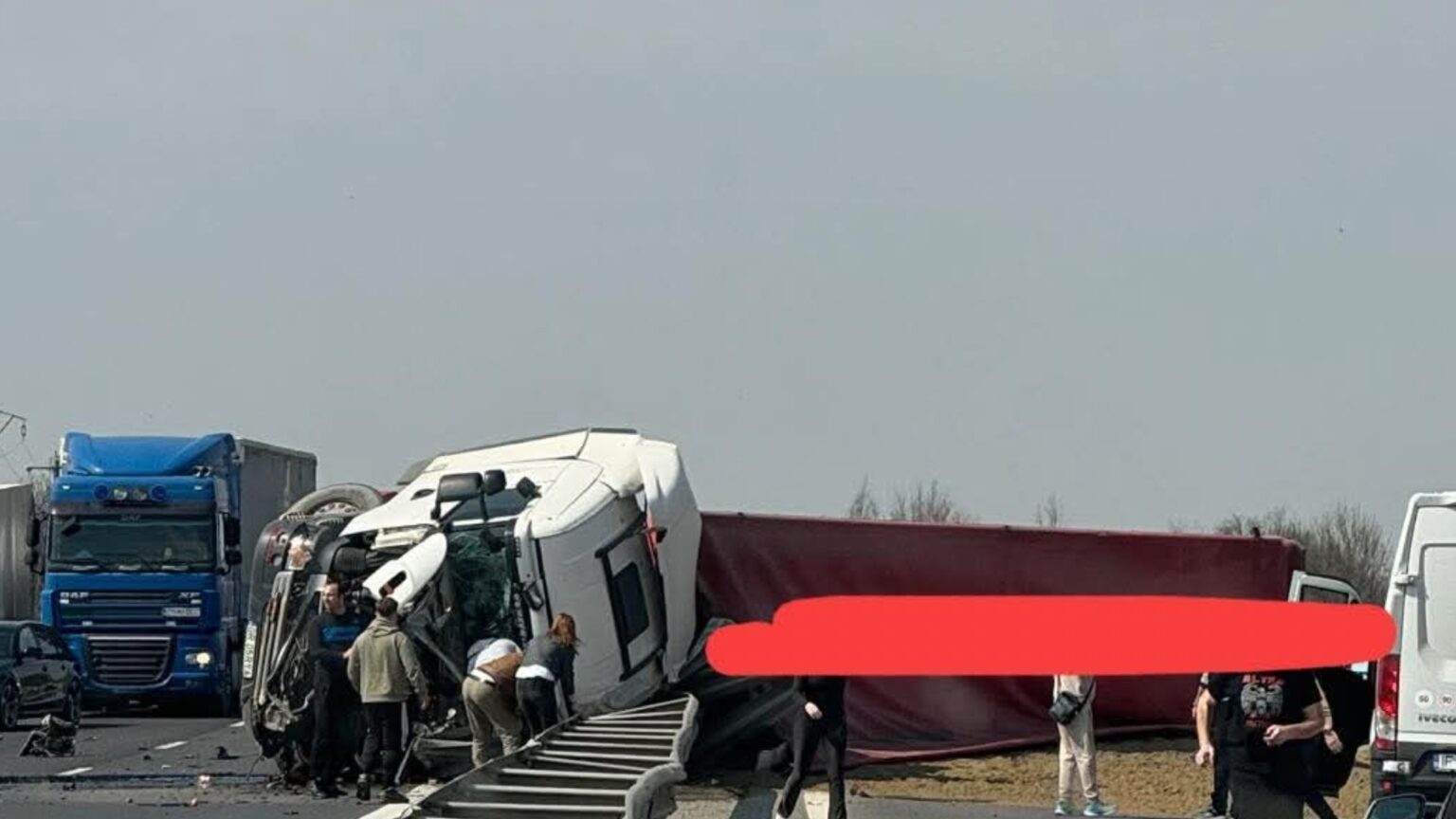 breaking autostrada a1 bucuresti pitesti blocata complet la bolintin deal dupa ce un tir s a rasturnat si a ajuns si pe celalalt sens soferul prins in cabina 69c3cd60f0260