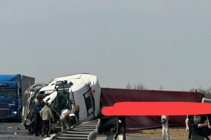 breaking autostrada a1 bucuresti pitesti blocata complet la bolintin deal dupa ce un tir s a rasturnat si a ajuns si pe celalalt sens soferul prins in cabina 69c3cd60f0260