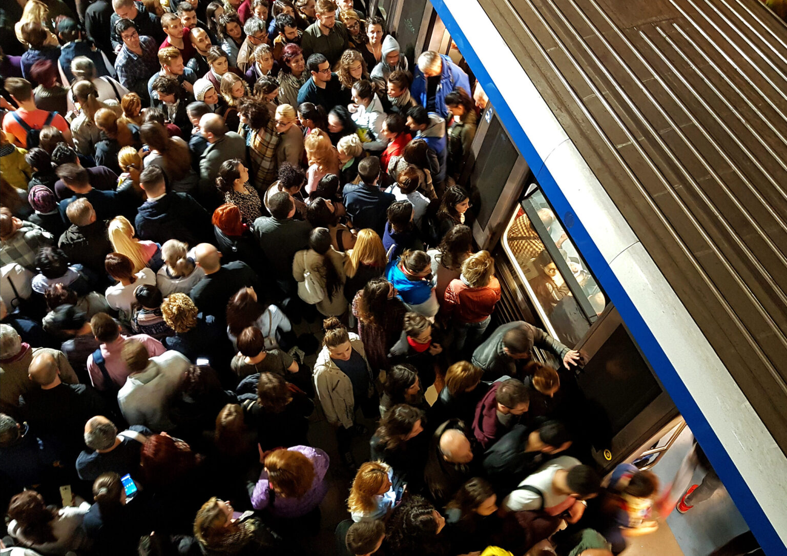 breaking haos la metrou in dimineata asta dupa ce un tren a avut probleme cu o usa si a ramas blocat in statia piata unirii 2 69ba5aac9fc22