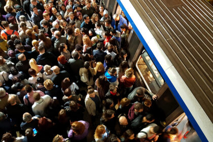 breaking haos la metrou in dimineata asta dupa ce un tren a avut probleme cu o usa si a ramas blocat in statia piata unirii 2 69ba5aac9fc22