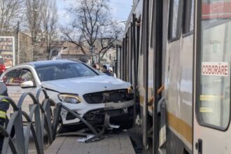 breaking o masina a lovit un tramvai pe bd octavian goga soferul pierzand controlul volanului a acrosat mai multe persoane din statie 69bbf37a60c05