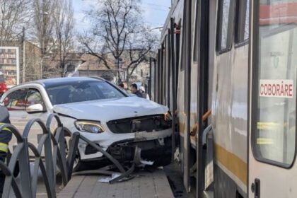 breaking o masina a lovit un tramvai pe bd octavian goga soferul pierzand controlul volanului a acrosat mai multe persoane din statie 69bbf37a60c05