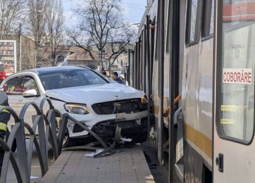 breaking o masina a lovit un tramvai pe bd octavian goga soferul pierzand controlul volanului a acrosat mai multe persoane din statie 69bbf37a60c05