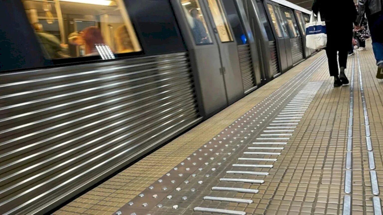 breaking posibila tentativa de suicid la metrou in statia piata unirii 2 persoana prinsa sub metrou a murit update 69b2d51985f99