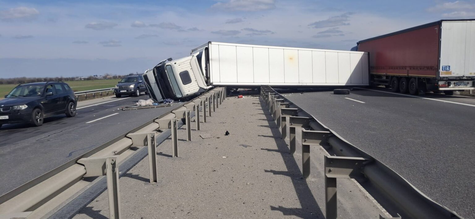 breaking un tir a ajuns de a latul pe a3 pe ambele sensuri dupa ce i a explodat un cauciuc trafic blocat pe autostrada pe sensul bucuresti ploiesti 69ba93e9c468e