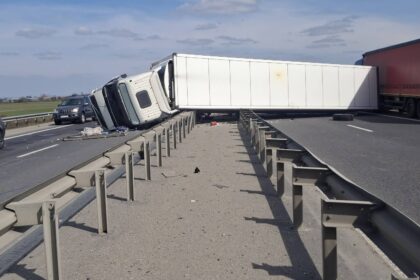 breaking un tir a ajuns de a latul pe a3 pe ambele sensuri dupa ce i a explodat un cauciuc trafic blocat pe autostrada pe sensul bucuresti ploiesti 69ba93e9c468e