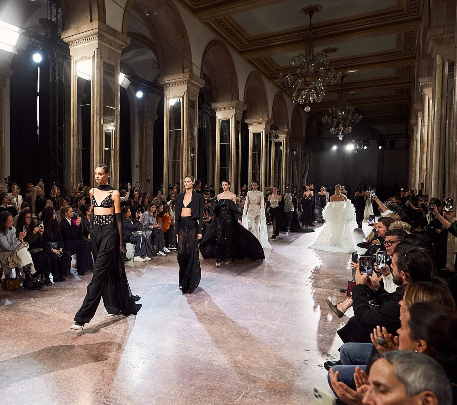 bucharest fashion week aduce in oras designeri romani si internationali plus o impresionanta si spectaculoasa solutie multisenzoriala pregatita pentru nevazatori 69c29847c29a6