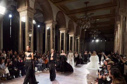 bucharest fashion week aduce in oras designeri romani si internationali plus o impresionanta si spectaculoasa solutie multisenzoriala pregatita pentru nevazatori 69c29847c29a6