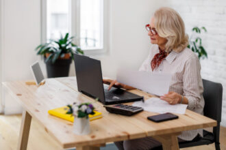 cum obtii adeverinta de vechime in munca documentul care arata cati ani ai cotizat la pensie cand sunt necesare acte de la angajatori 69b3a4fd8f851