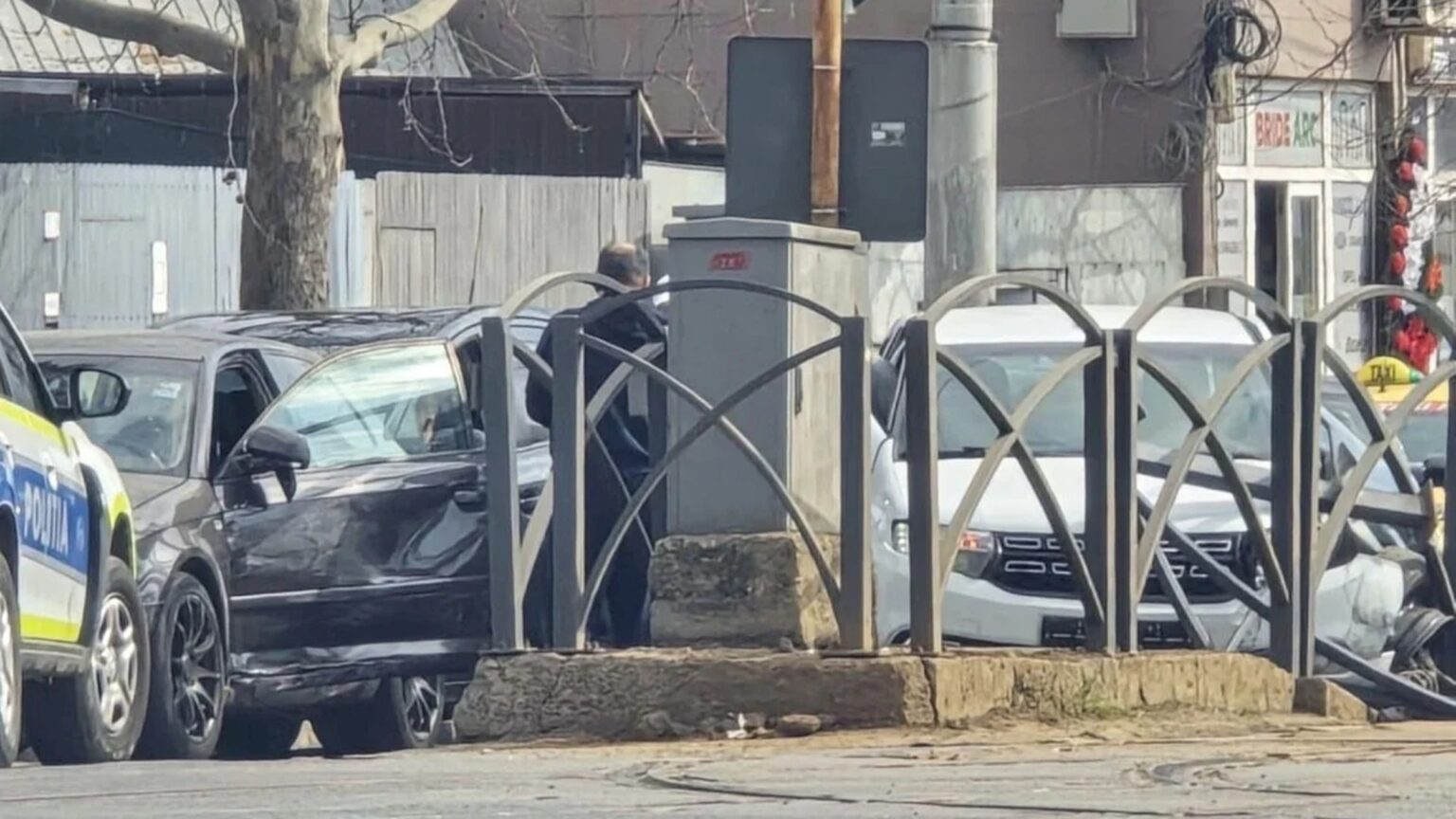 cum s a produs accidentul in lant de pe soseaua viilor unde o masina a ricosat in refugiul de tramvai si a lovit 4 persoane victimele transportate la spital 69b81a1414ce3