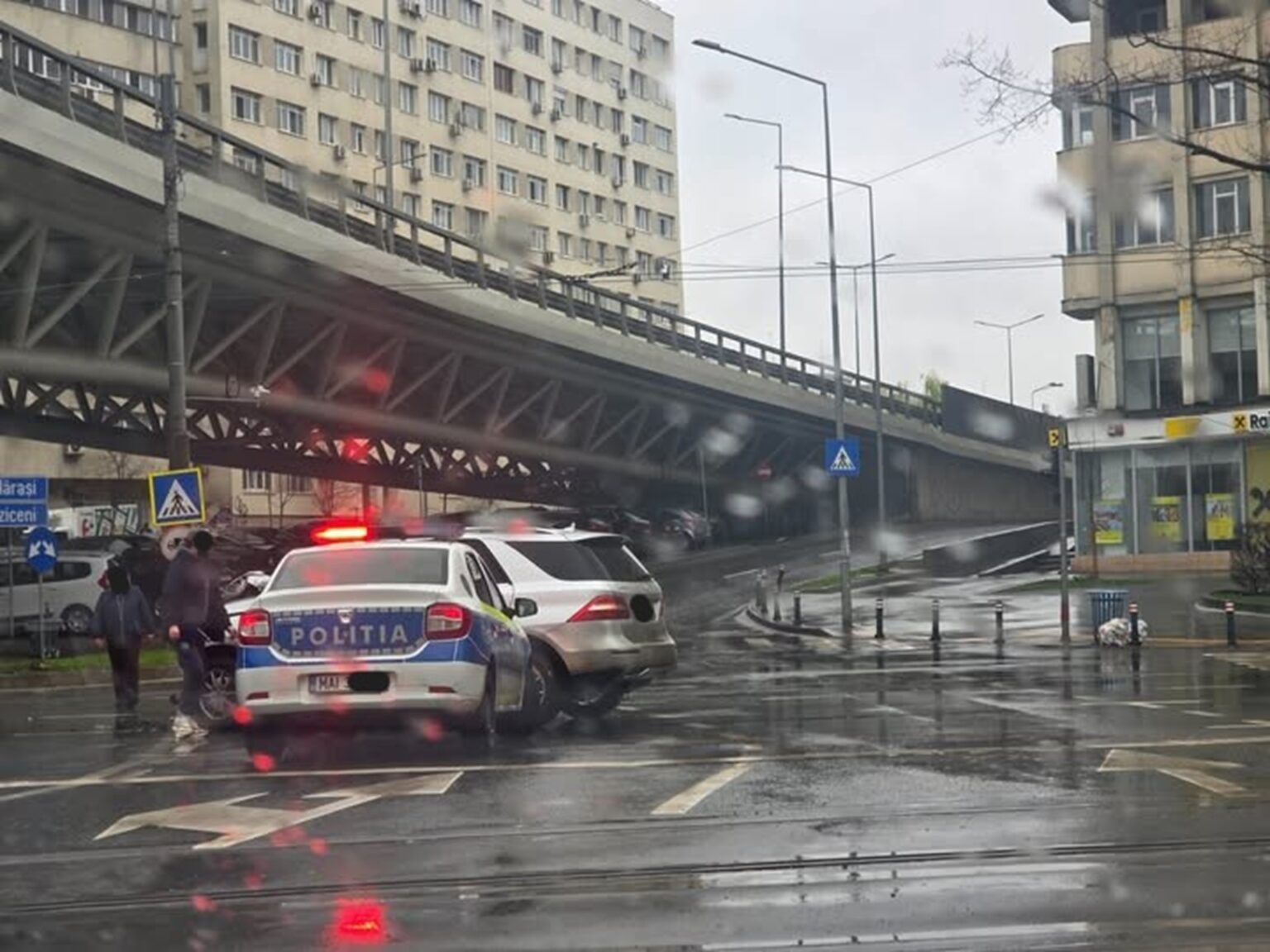 dimineata cu accident la pasajul doamna ghica intre un autoturism si o masina de politie se circula ingreunat in zona 69c8dc2c2a79a