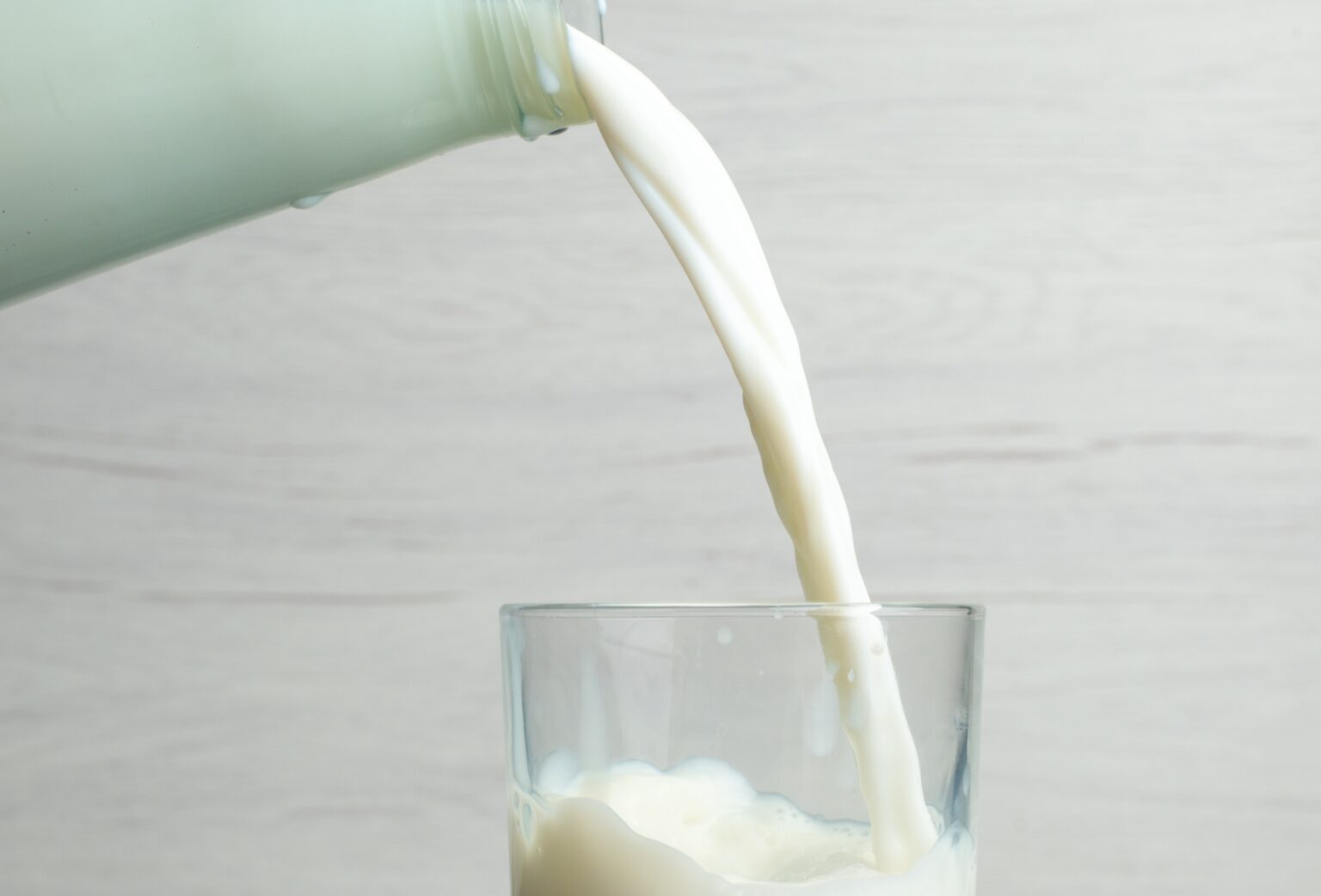 dispar tonomatele de lapte proaspat din bucuresti din aproape 100 de aparate au ramas doar 17 in trecut bucurestenii mergeau la lacto bar pe magheru 69b3fb6aa7c21