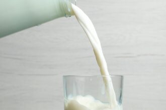 dispar tonomatele de lapte proaspat din bucuresti din aproape 100 de aparate au ramas doar 17 in trecut bucurestenii mergeau la lacto bar pe magheru 69b3fb6aa7c21