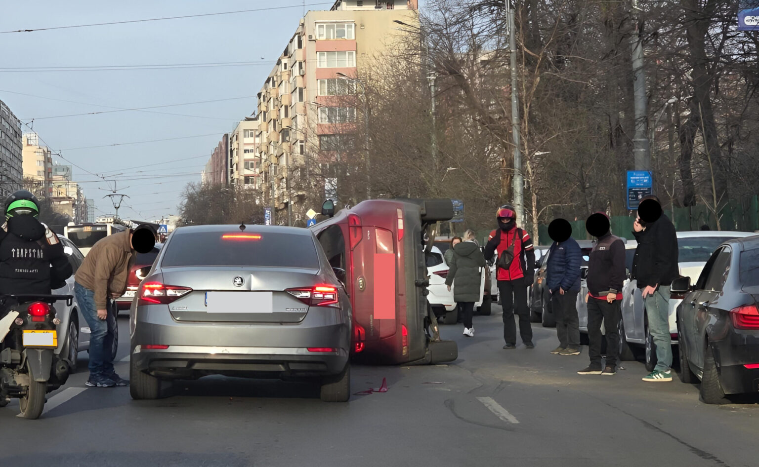 foto accident grav pe soseaua stefan cel mare cu masina rasturnata in dreptul spitalului colentina trafic aproape blocat in zona 69ba4c97cc079