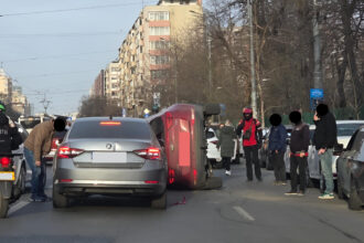 foto accident grav pe soseaua stefan cel mare cu masina rasturnata in dreptul spitalului colentina trafic aproape blocat in zona 69ba4c97cc079