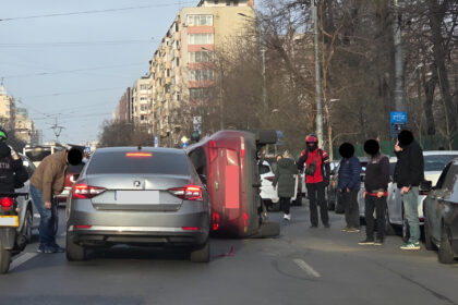 foto accident grav pe soseaua stefan cel mare cu masina rasturnata in dreptul spitalului colentina trafic aproape blocat in zona 69ba4c97cc079
