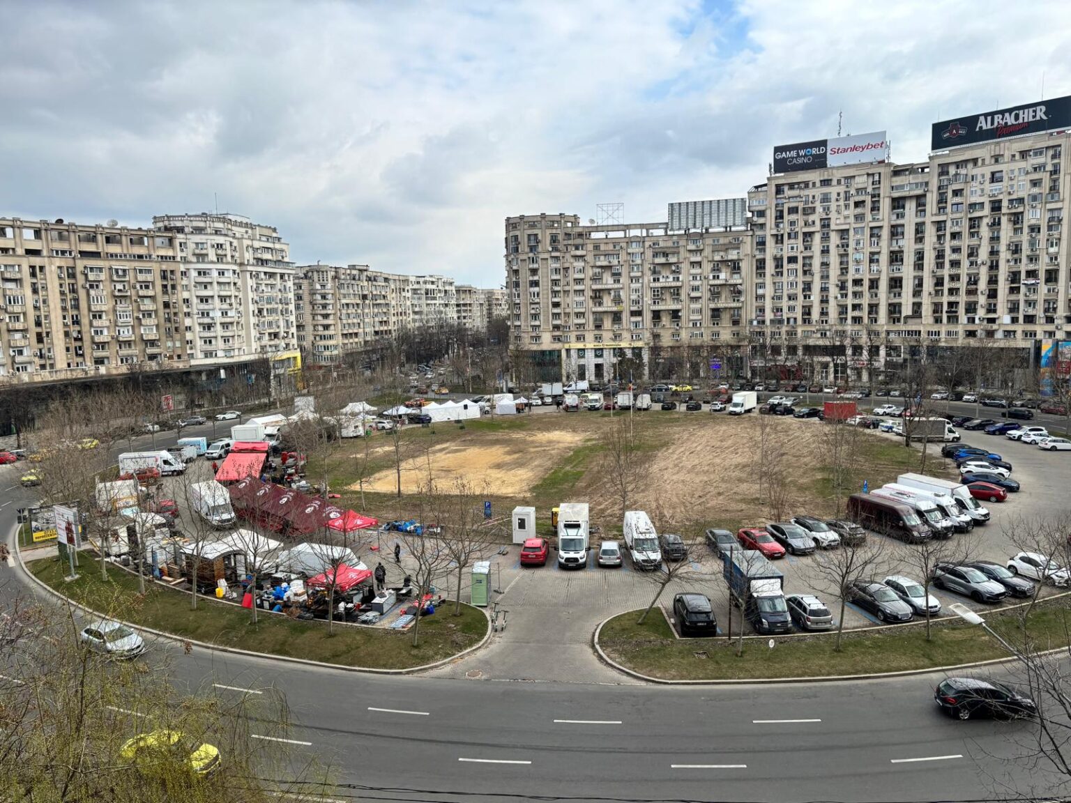 foto f09f909f pregatiri de festival pescaresc in piata alba iulia pe care dl negoita pare c o transforma in zona de evenimente dupa succesul targului de craciun 69bd0abd0fab4