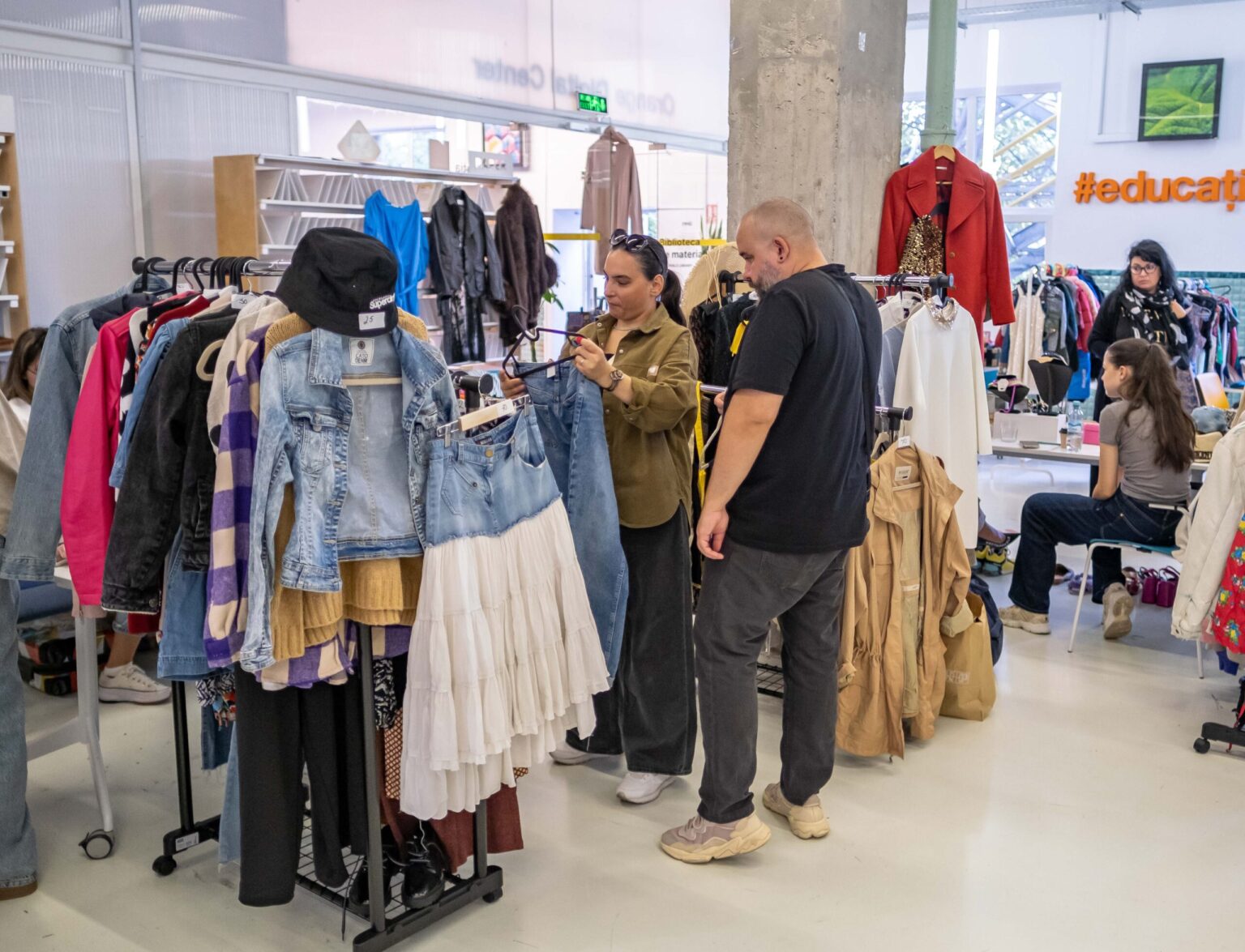 foto garage sale si ateliere creative la deznod targul de obiecte sh de la nod makerspace evenimentul e in weekend 69b916436f86c