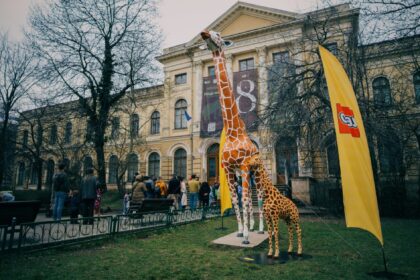 foto girafa de la antipa are un nou prieten care i tine de urat pe kiseleff e din 80 000 de piese de lego si mai are frati si surori care i asteapta pe copii in muzeu 69b9406799cbc