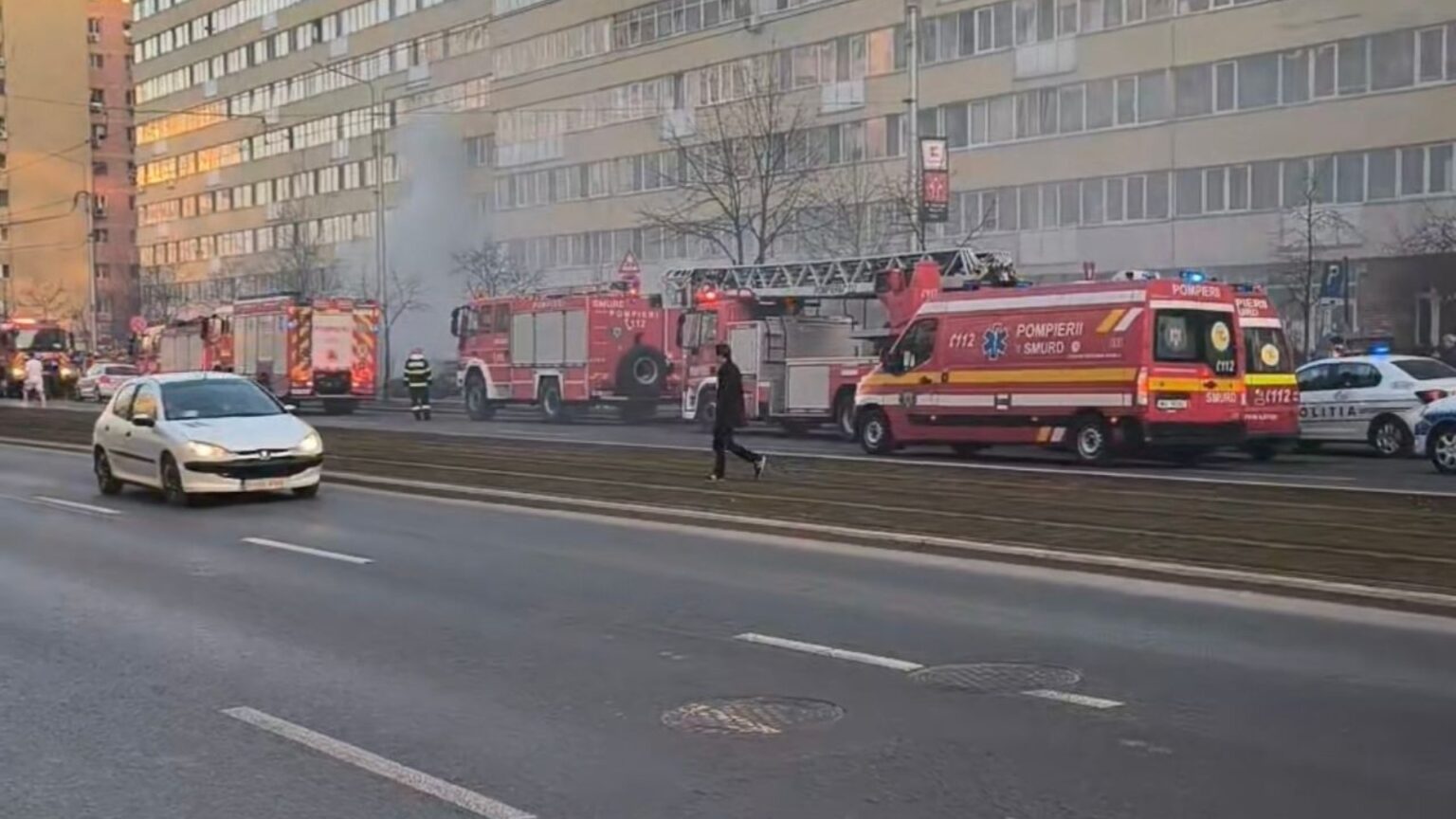 foto incendiu la parterul unui bloc de pe soseaua pantelimon 7 autospeciale de stingere sunt prezente la fata locului 69b5958885fc5