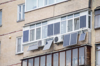 foto lidl ar putea rezolva macar partial problema apei calde din bucuresti de azi la supermarket gasesti la oferta panouri fotovoltaice de balcon cum le montezi 69b7d2748b6a3