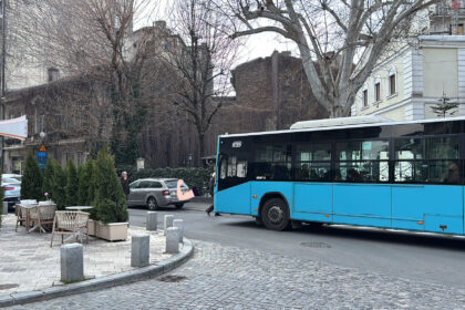 foto linia 368 blocata pe strada episcopiei un autobuz nu poate trece de masini parcate aiurea partial pe sosea partial pe trotuar 69c3db73a7b57