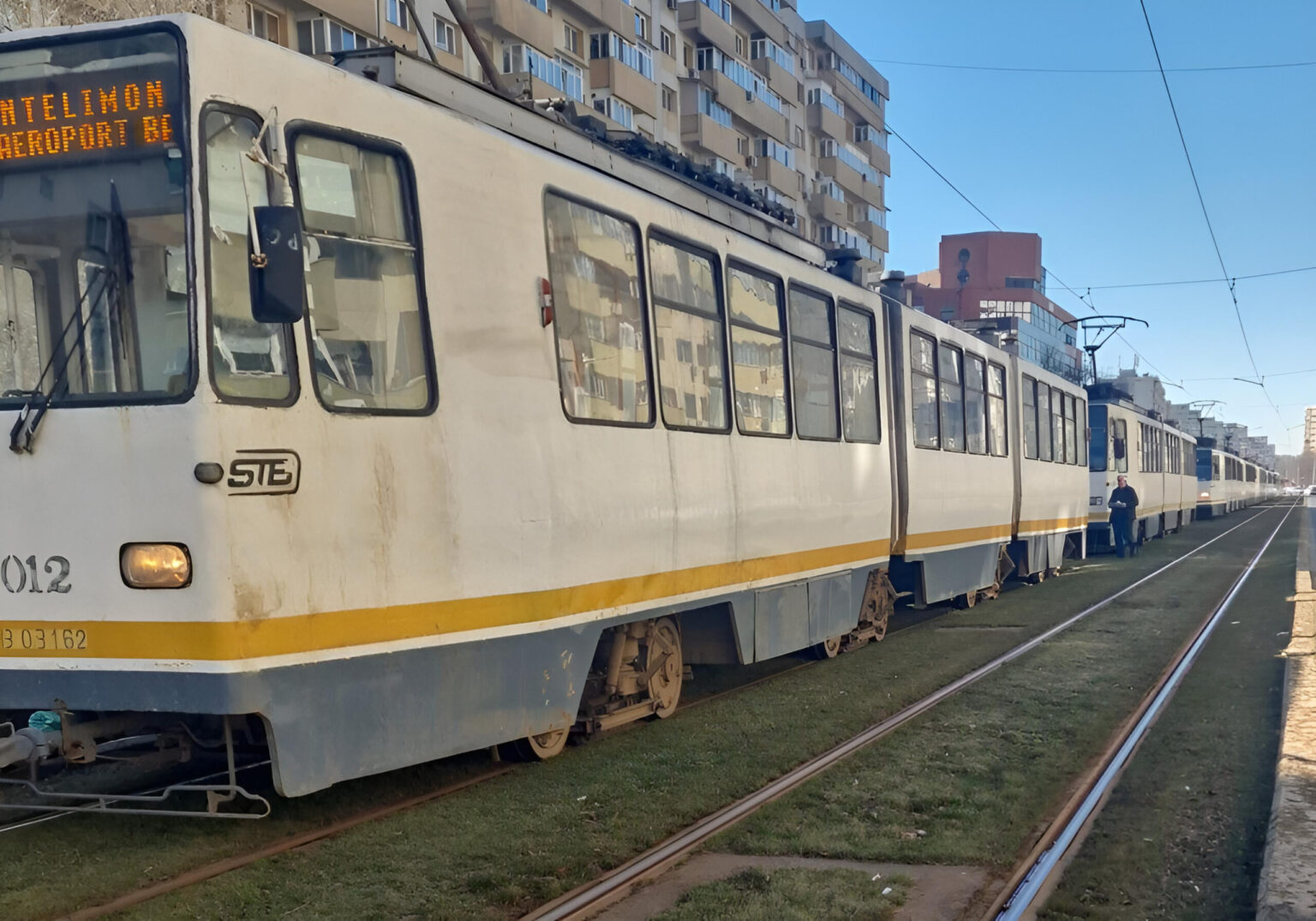 foto linia 5 blocata coada imensa de tramvaie pe soseaua pantelimon nu circula nici 14 si 36 stb unui calator i s a facut rau 69b007ee54311