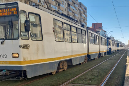 foto linia 5 blocata coada imensa de tramvaie pe soseaua pantelimon nu circula nici 14 si 36 stb unui calator i s a facut rau 69b007ee54311