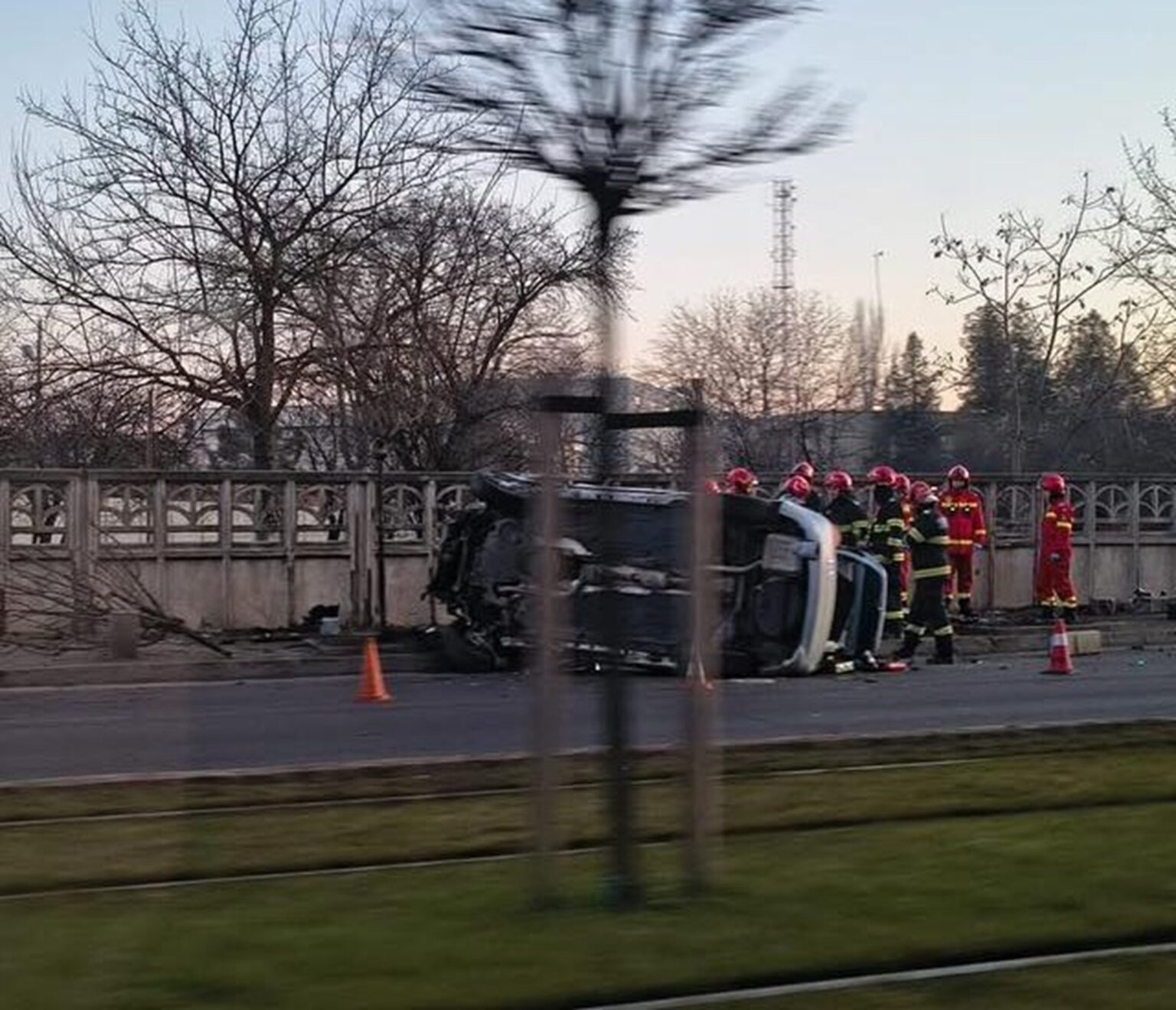 foto masina rasturnata pe bulevardul timisoara o banda complet blocata din cauza accidentului 69ae634ed3773