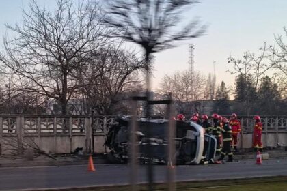 foto masina rasturnata pe bulevardul timisoara o banda complet blocata din cauza accidentului 69ae634ed3773