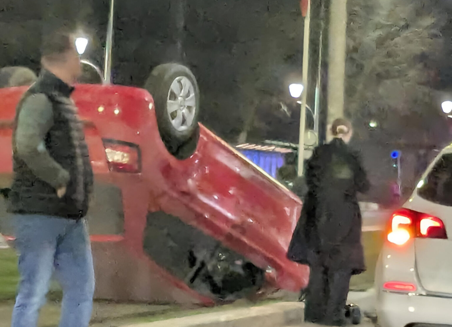 foto masina rasturnata pe linia de tramvai la piata progresul pe unde trec 7 si 25 multi oameni intarzie la serviciu din cauza accidentului 69bce04ae243e