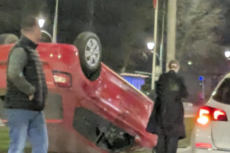 foto masina rasturnata pe linia de tramvai la piata progresul pe unde trec 7 si 25 multi oameni intarzie la serviciu din cauza accidentului 69bce04ae243e