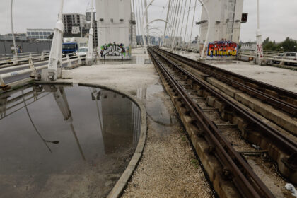 foto o alta problema de la podul basarab liftul care duce la linia de tramvai nu mai functioneaza de trei saptamani reabilitarea podului ar trebui sa inceapa in aprilie 69c40344b0a36