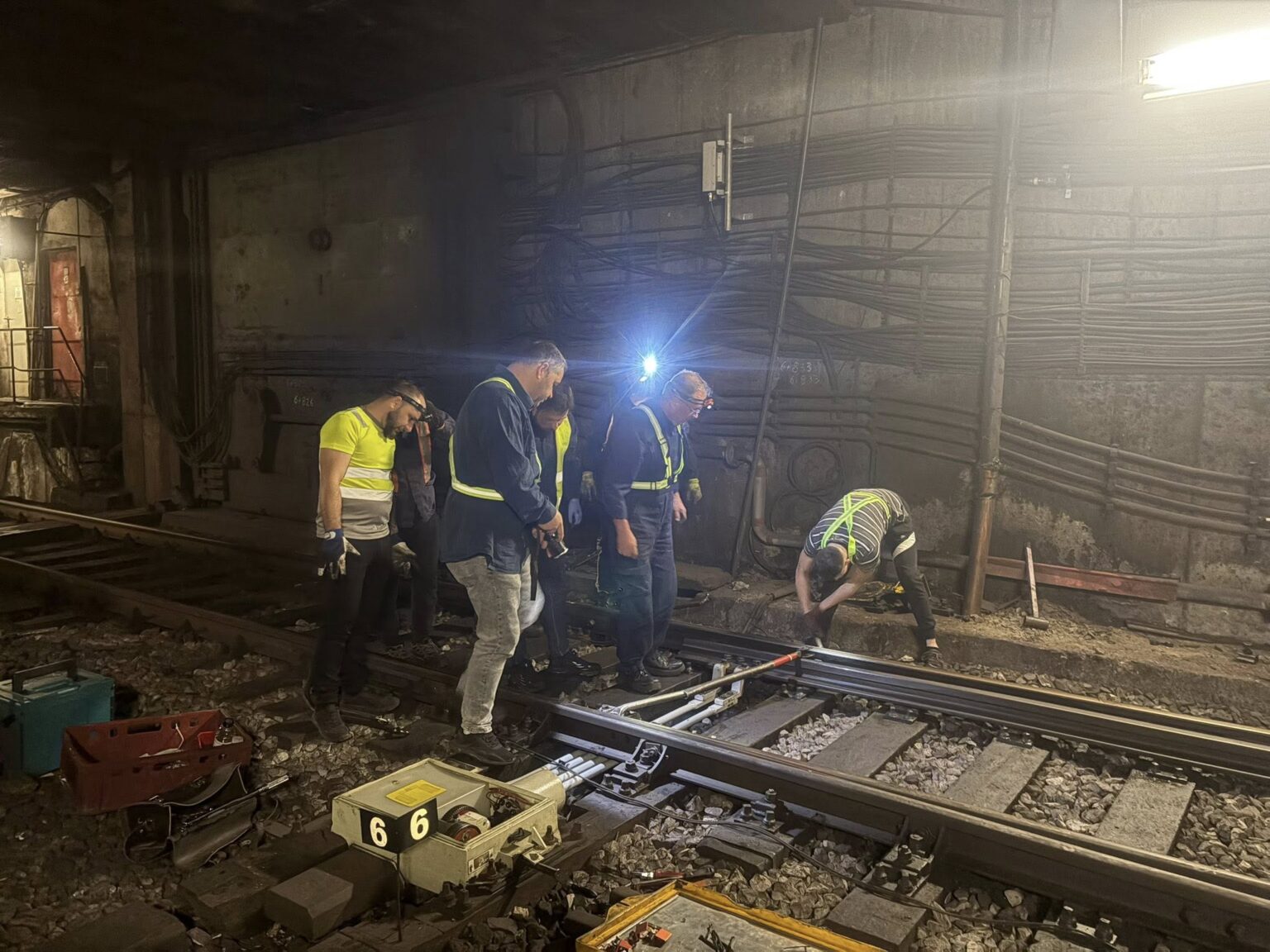 foto o noapte la metrou cand trenurile nu circula in tuneluri si muncitori metrorex merg la serviciu au schimbat un macaz de la timpuri noi 69c3cd71e041a