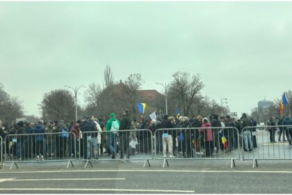 foto persoanele cu dizabilitati protesteaza in piata victoriei cer eliminarea criteriilor abuzive de incadrare 69cb98fa27c8b