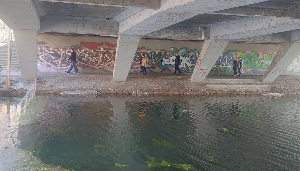 foto piatra cubica de sub podul parcului ior o ia la vale bucurestenii ii cer primarului negoita sa intervina de urgenta 69ad46700f739