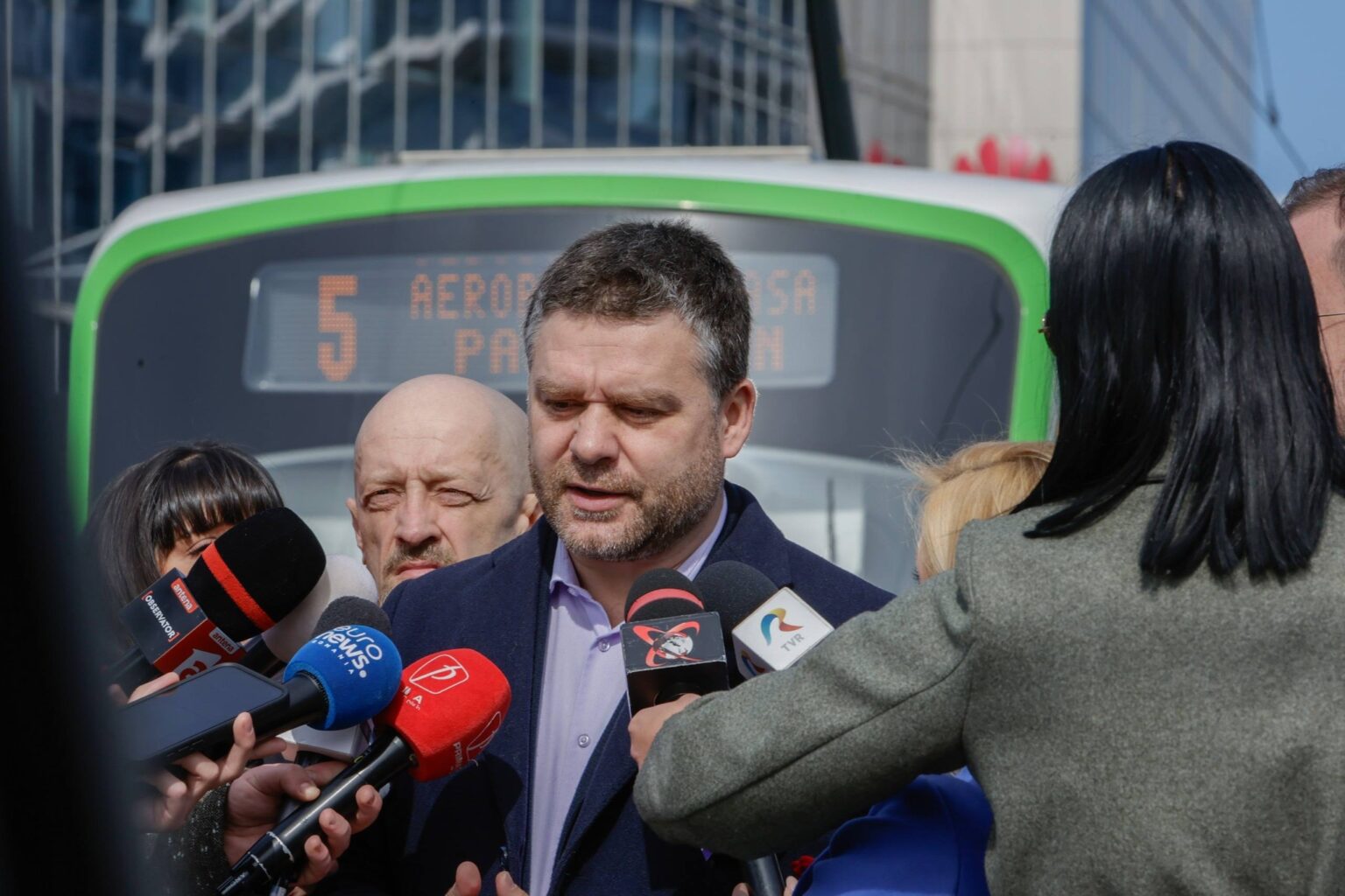 foto primarul ciucu s a dus cu flori sa intampine tramvaiul 5 bucuros ca in sfarsit s a reluat circulatia ce zi frumoasa pentru transportul bucurestean 69ad80019c7c9 2