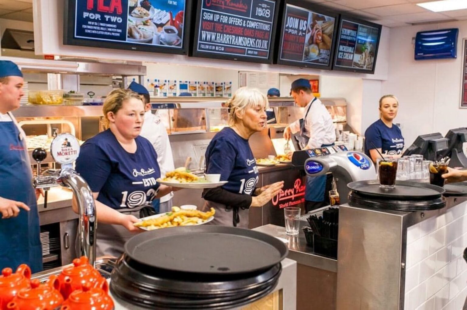 foto primul restaurant fish chips harry ramsdens se deschide in parklake primii 50 de clienti vor primi o portie de peste prajit la 5 lei 69c2b45cc5f82