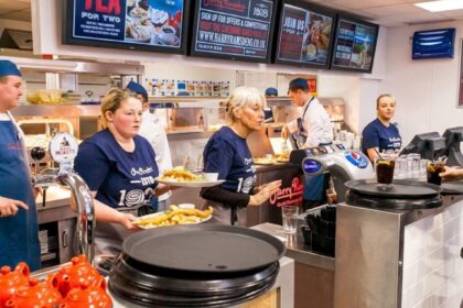 foto primul restaurant fish chips harry ramsdens se deschide in parklake primii 50 de clienti vor primi o portie de peste prajit la 5 lei 69c2b45cc5f82